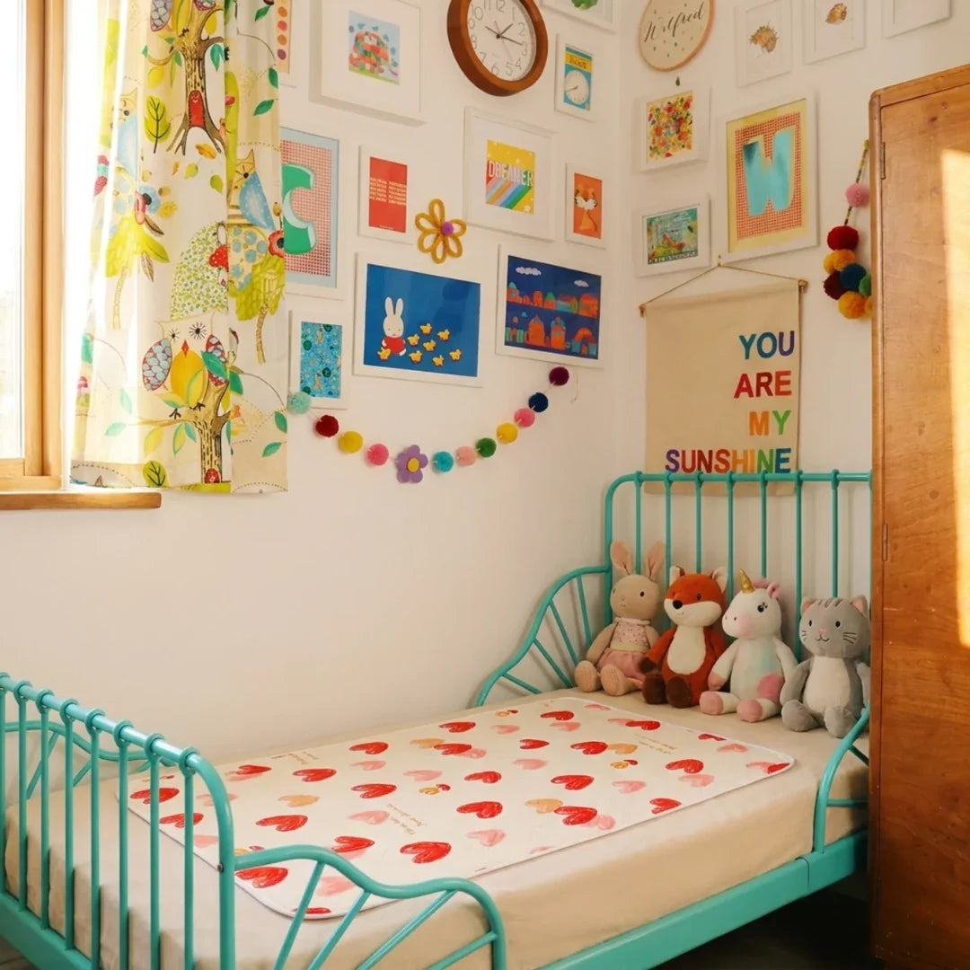 Wasserdichter, waschbarer Matratzenschoner fürs Kinderbett | Herzchen-Motiv