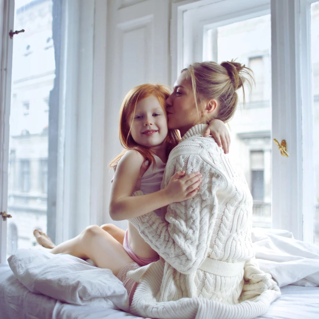 files/maman-enfant-calin-fenetre-lumiere.png